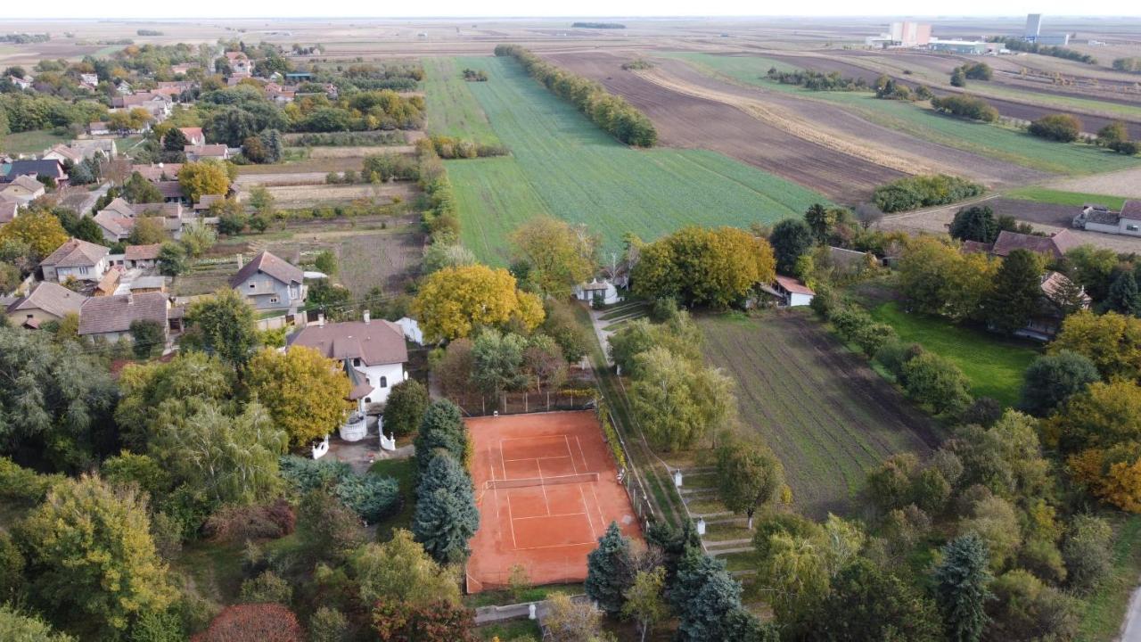 B&B Villa Pipacs Feketić Екстериор снимка